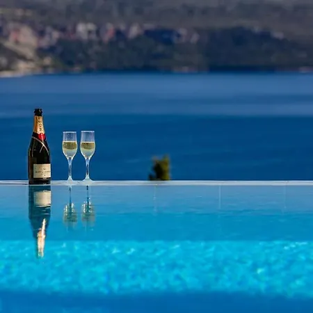 Villa Regina, With Superb Views *