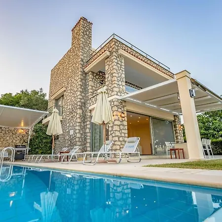 Regina, With Superb Views Villa Ligia