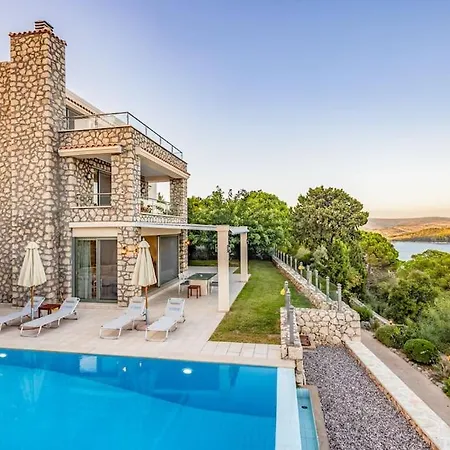 Regina, With Superb Views Villa Ligia